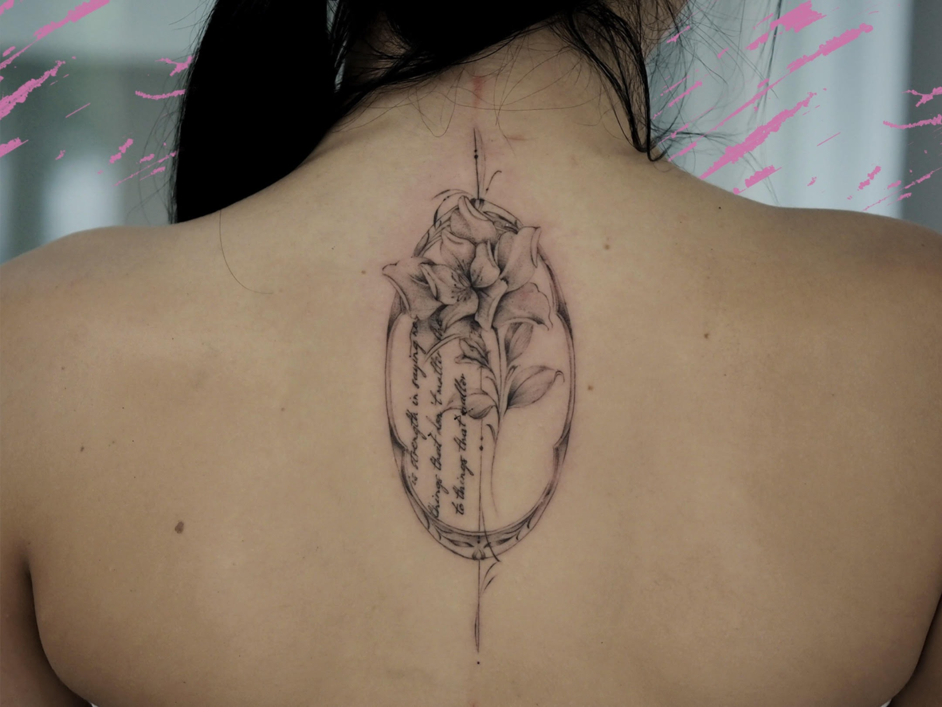 Tatuaż łączący motyw kwiatów i napisów