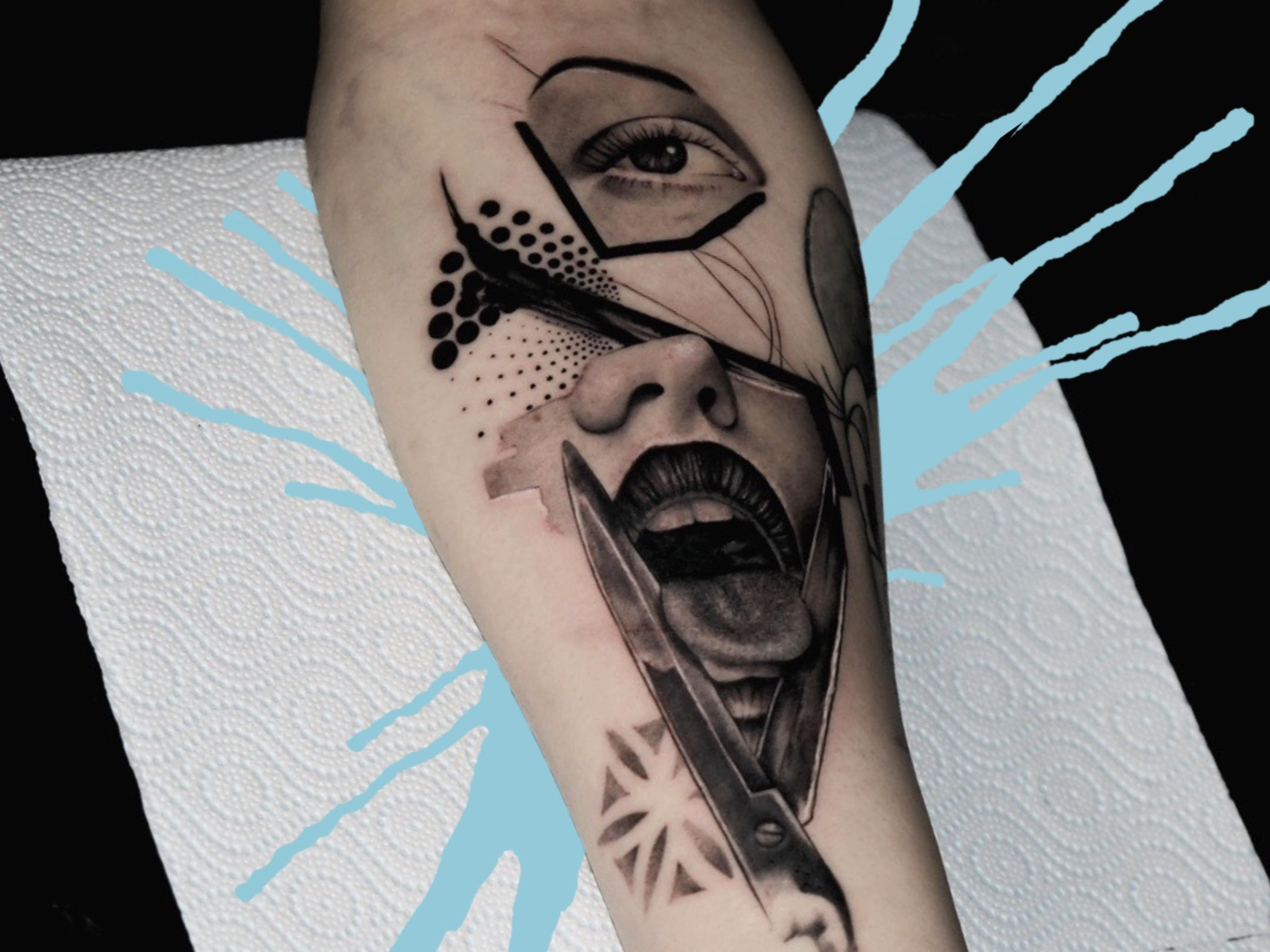 Tatuaż przedstawiający twarz kobiety i wylatujący z jej ust dym