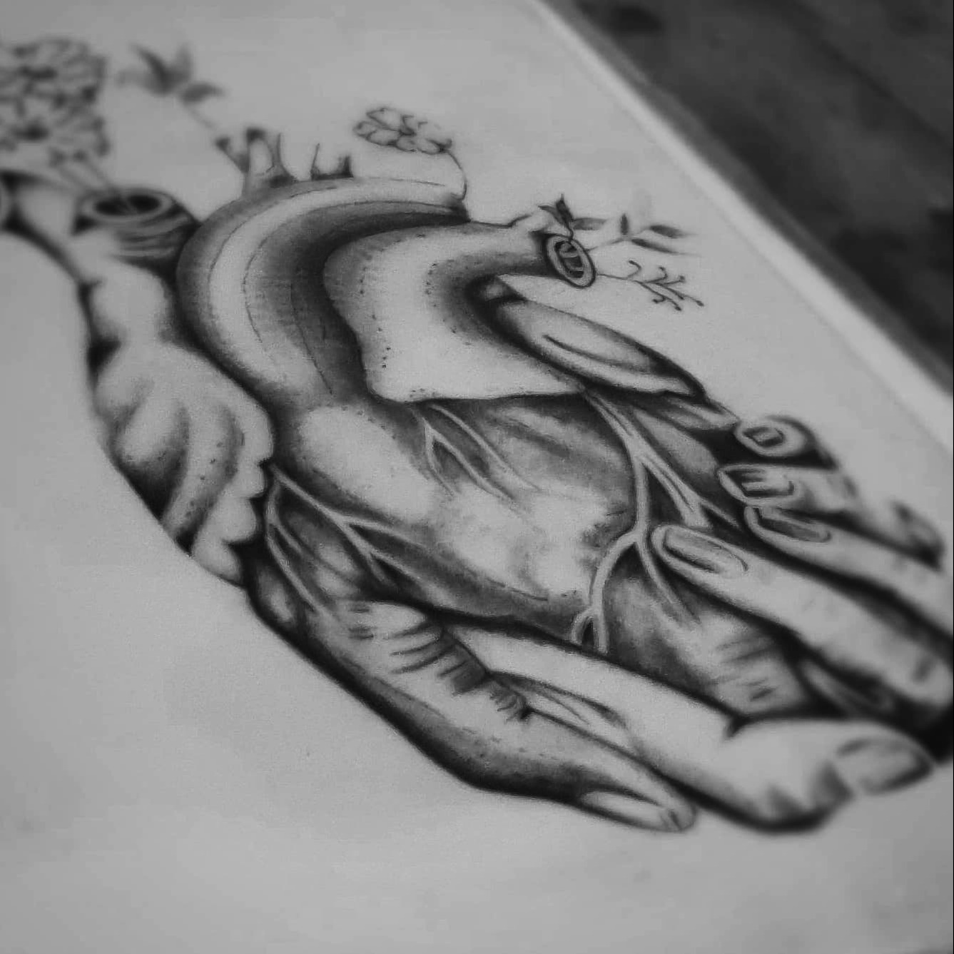 tatuaż połączone dłonie